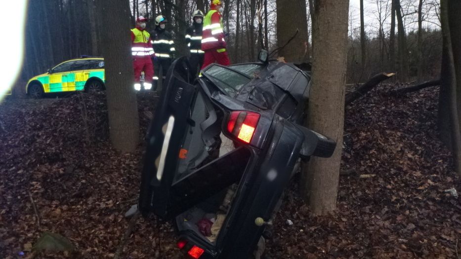 Po nárazu do stromu na Rychnovsku zemřel řidič